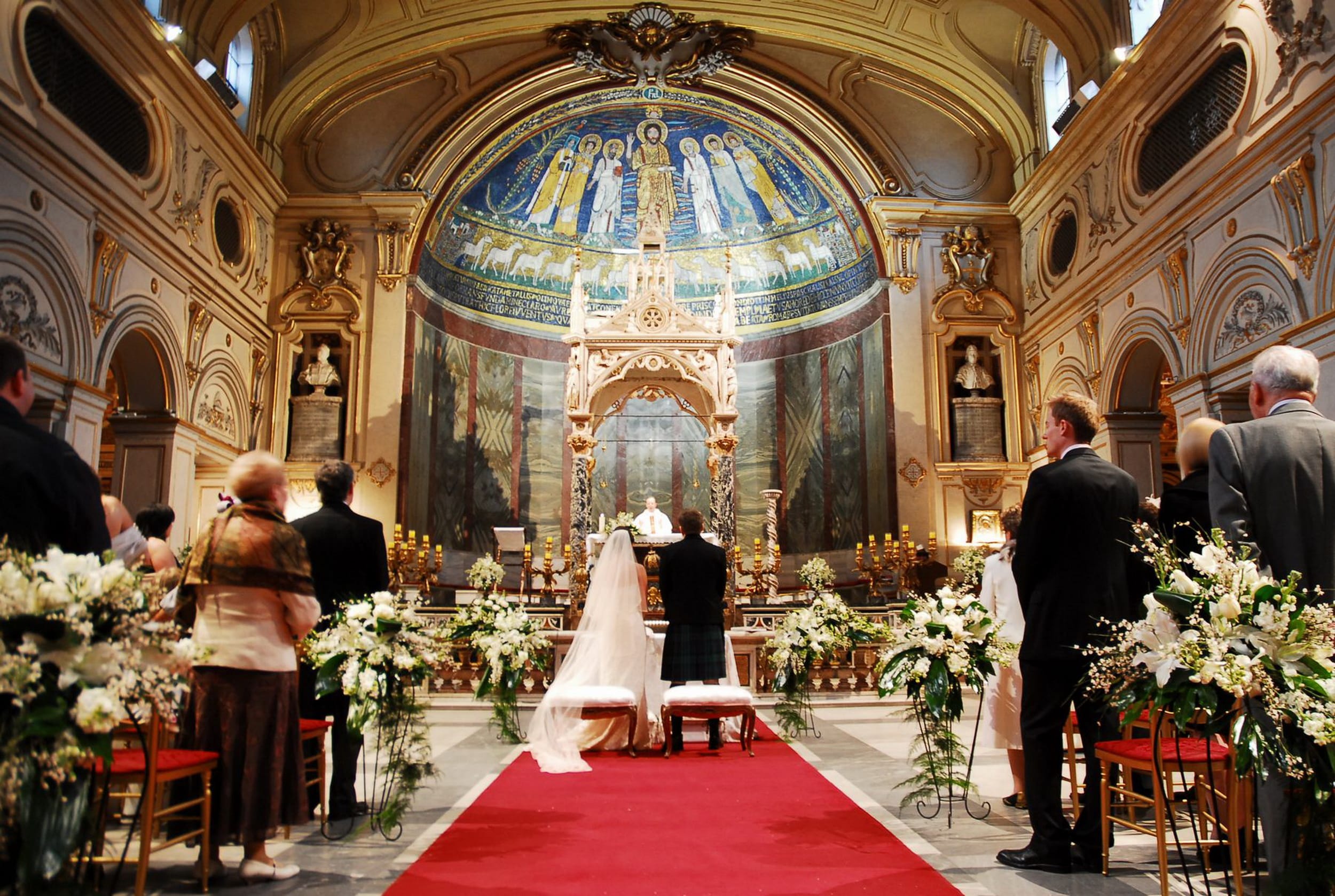 Церемония в церкви. Венчание в Италии в католической церкви. Венчание в церкви Италии в православной. Церемония бракосочетания в храме Италия. Венчание в Италии в христианской церкви.